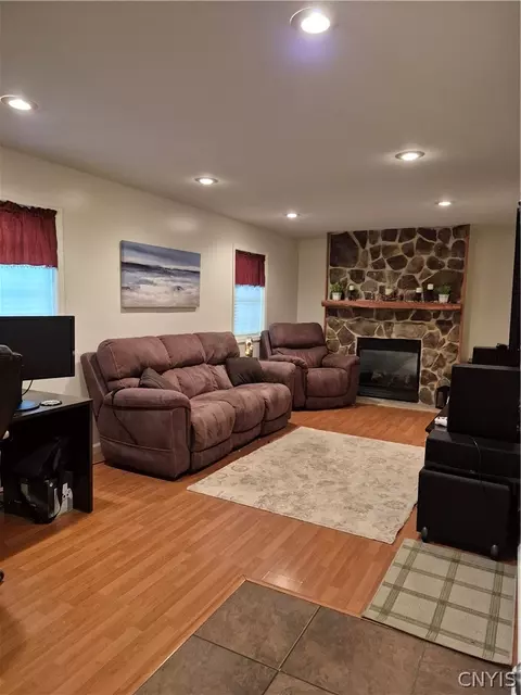 Living - 110 Cedarcrest Ln, Oneida, NY 13421 photo 2 of 8