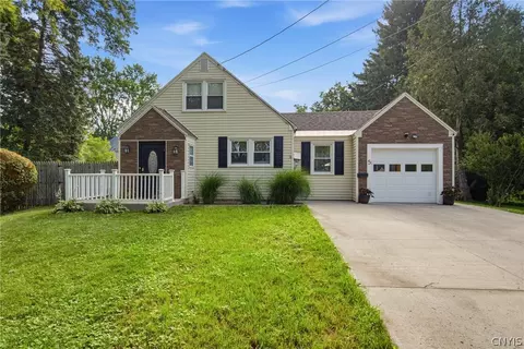 5 Brandon Cir, East Syracuse, NY 13057