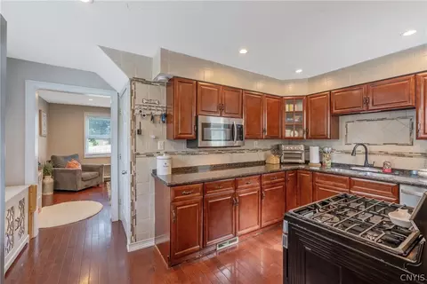 Entry Way - 5 Brandon Cir, East Syracuse, NY 13057 photo 1 of 2