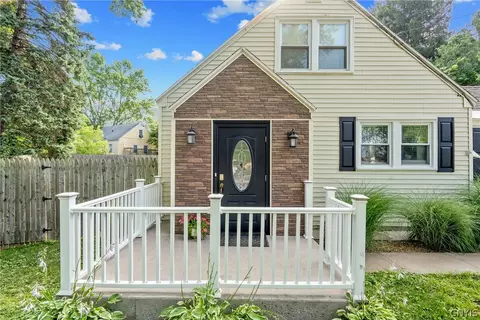 Exterior - 5 Brandon Cir, East Syracuse, NY 13057 photo 5 of 10
