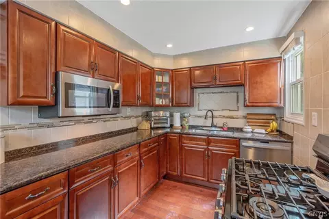 Kitchen - 5 Brandon Cir, East Syracuse, NY 13057 photo 2 of 5