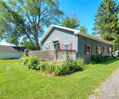 16 Laura Dr, Sandy Creek, NY 13145