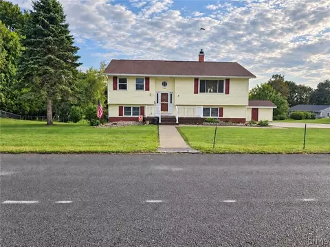 1300 Robin Rd, Utica, NY 13502