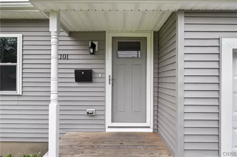 Entry Way - 101 E Oakley Dr, Syracuse, NY 13205 photo 1 of 5