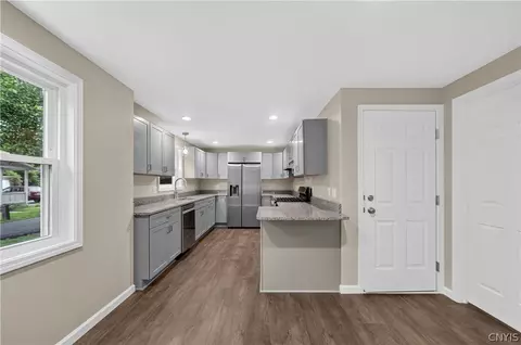 Entry Way - 101 E Oakley Dr, Syracuse, NY 13205 photo 2 of 5