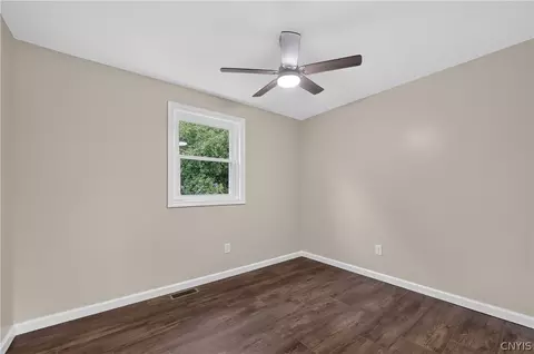 Bedroom - 101 E Oakley Dr, Syracuse, NY 13205 photo 5 of 6
