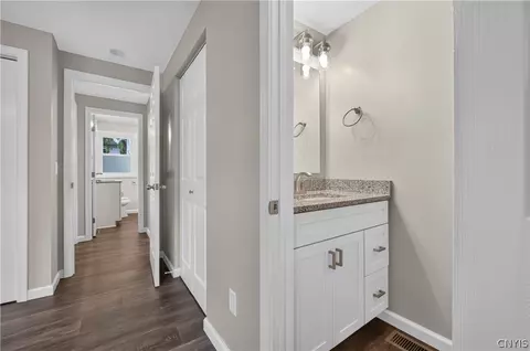 Entry Way - 101 E Oakley Dr, Syracuse, NY 13205 photo 3 of 5