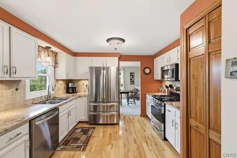 Kitchen - 5372 Barrows Pointe, Camillus, NY 13031 photo 4 of 8