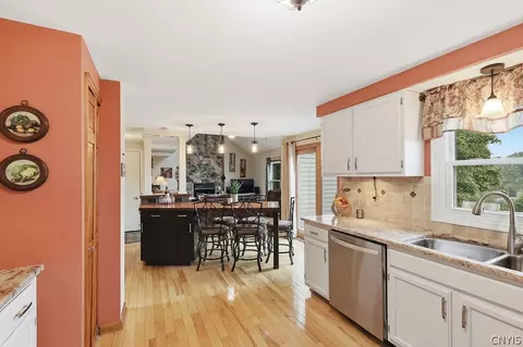 Kitchen - 5372 Barrows Pointe, Camillus, NY 13031 photo 5 of 8