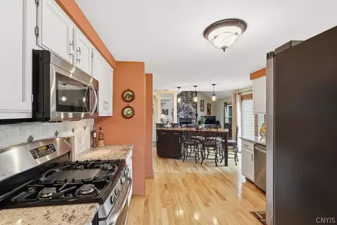Kitchen - 5372 Barrows Pointe, Camillus, NY 13031 photo 6 of 8