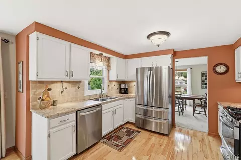 Kitchen - 5372 Barrows Pointe, Camillus, NY 13031 photo 2 of 8