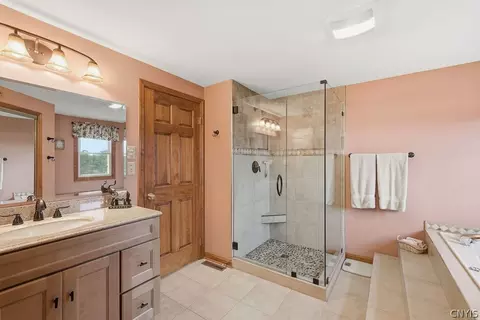 Bath - 5372 Barrows Pointe, Camillus, NY 13031 photo 3 of 5
