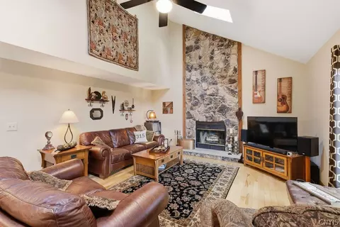 Living - 5372 Barrows Pointe, Camillus, NY 13031 photo 2 of 10