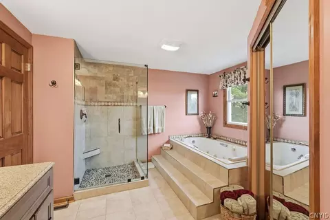 Bath - 5372 Barrows Pointe, Camillus, NY 13031 photo 2 of 5