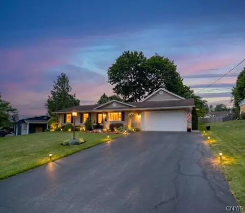 16 Woodburne Dr, Whitestown, NY 13492