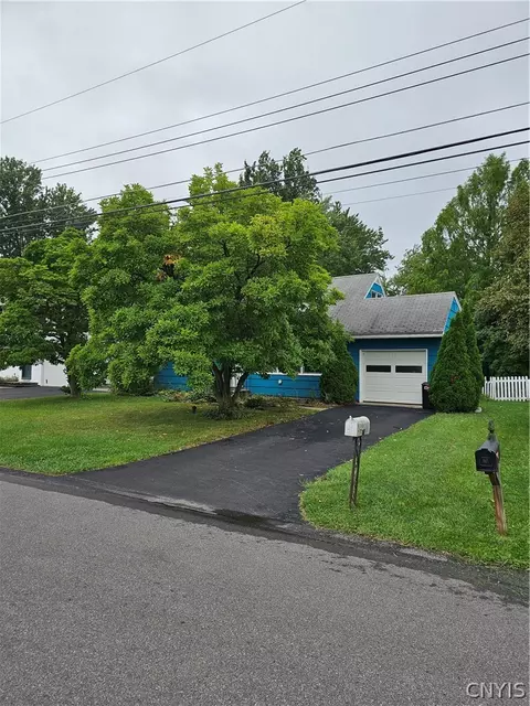 211 Washburn Dr, East Syracuse, NY 13057