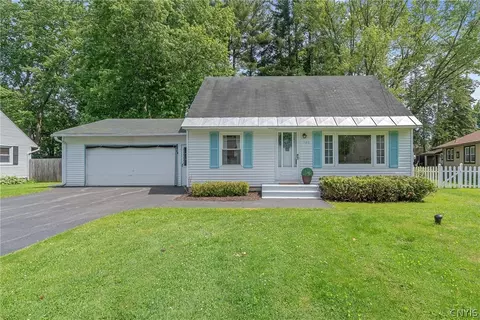 102 Juanita Dr, Salina, NY 13090