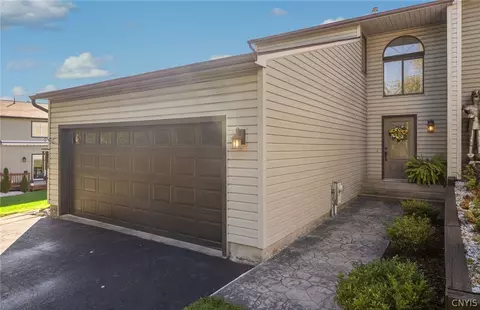 134 Lookout Cir, Syracuse, NY 13209