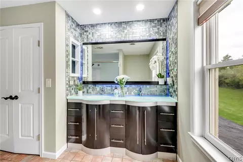 Bath - 954 Whiting Rd, Jordan, NY 13080 photo 2 of 5