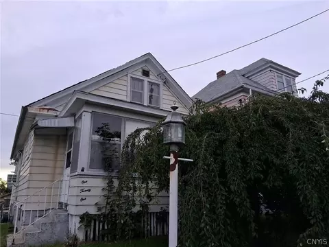121 Briggs St, Syracuse, NY 13208