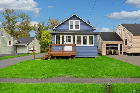 207 Garden City Dr, Salina, NY 13211