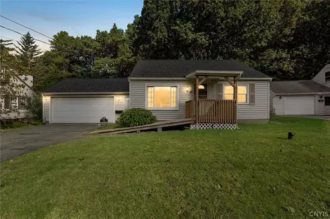 19 Pine Ridge Cir, Syracuse, NY 13212