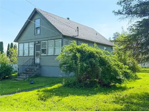 16 1st St, Whitestown, NY 13495