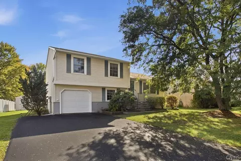 7393 Oakpost Rd, Liverpool, NY 13088