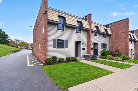 80 Chestnut Hls, New Hartford, NY 13413