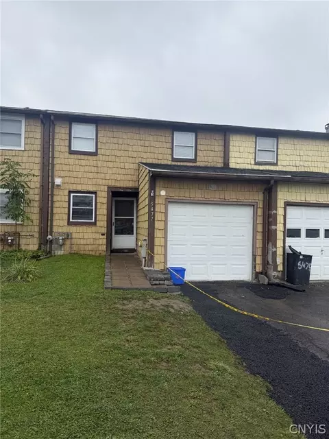 5477 Trastevere Rd, Clay, NY 13041