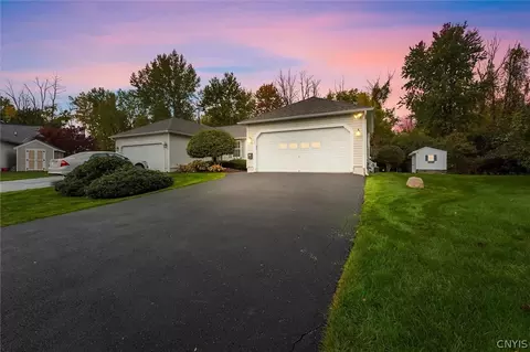 134 Braintree Dr, Liverpool, NY 13088