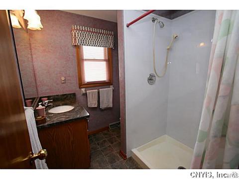8191 Constable Dr, Liverpool, NY 13090 photo 17