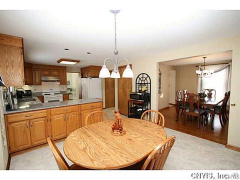 8191 Constable Dr, Liverpool, NY 13090 photo 6