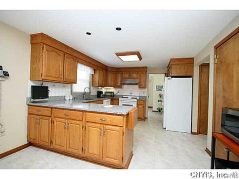 8191 Constable Dr, Liverpool, NY 13090 photo 4