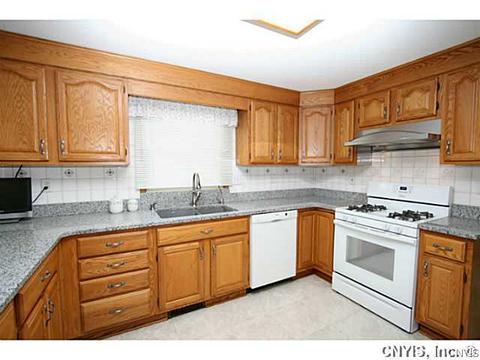 8191 Constable Dr, Liverpool, NY 13090 photo 3