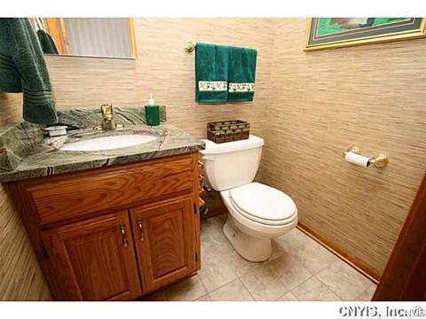 8191 Constable Dr, Liverpool, NY 13090 photo 11