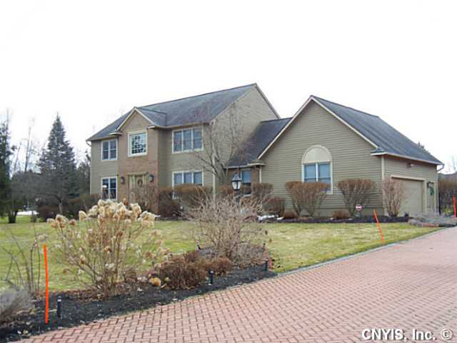 8231 Ashington Dr, Baldwinsville, NY 13027 photo 1