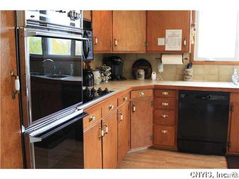 200 Oakmont Dr, Syracuse, NY 13214 photo 2