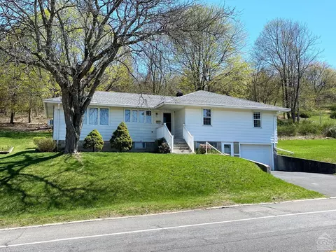 86 Worth Ave, Hudson, NY 12534