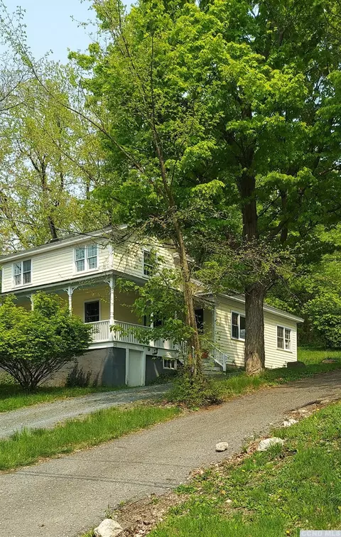 31 High St, Chatham, NY 12037