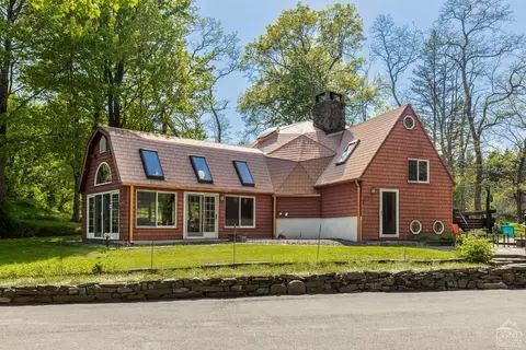 67 Spring Lake Rd, Red Hook, NY 12571