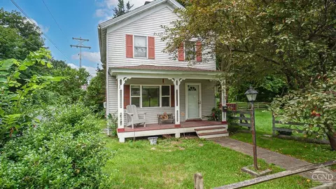 30 Fisk St, Red Hook, NY 12571