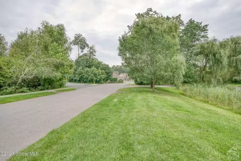 40 Kendall Dr, Bethlehem, NY 12054 photo 32