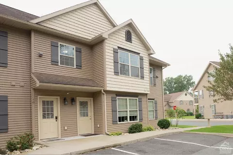 40 Kendall Dr, Bethlehem, NY 12054