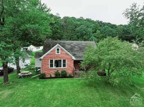 61 Circle Dr, West Coxsackie, NY 12192