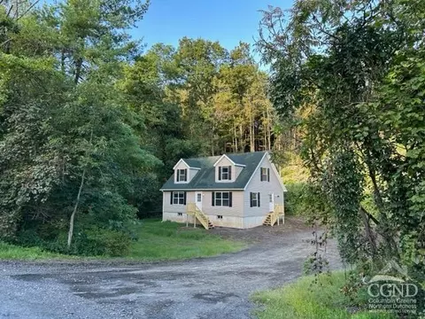 99 Valley Rd, Catskill, NY 12414