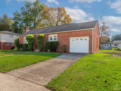 63 Finger St, Saugerties, NY 12477