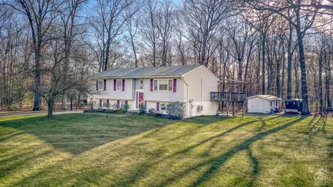 3 Fieldstone Dr, New Paltz, NY 12561