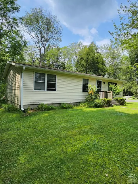 80 Island Dr, Copake, NY 12516