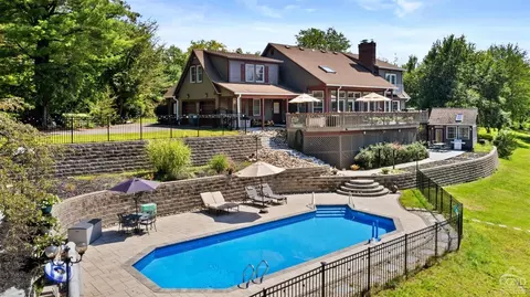 127 Crestview Dr, Chatham, NY 12037